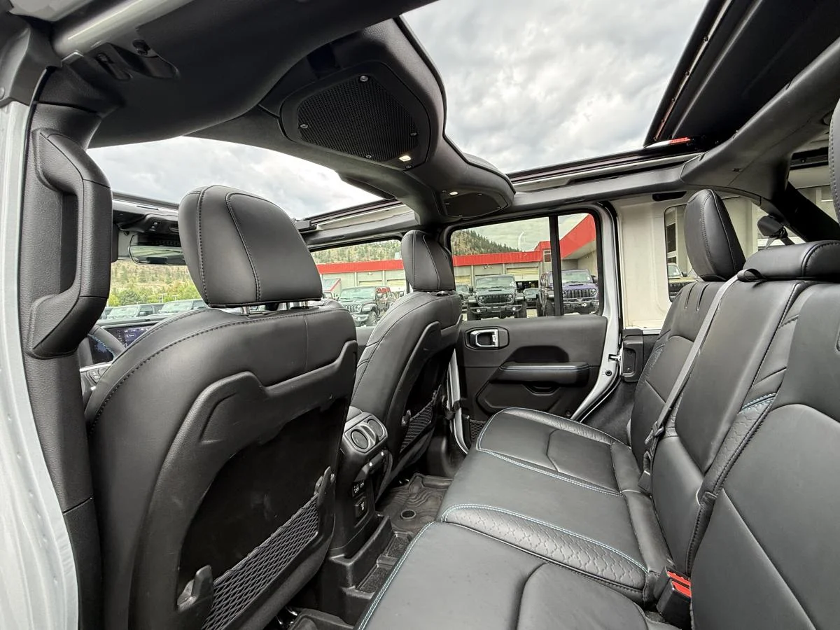 Used 2024 Silver Jeep High Altitude image 18