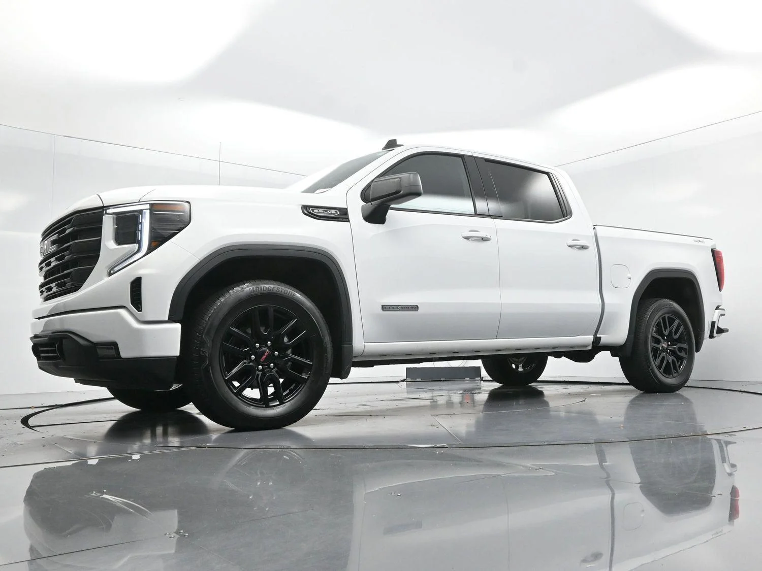 Used 2024 Summit White GMC Elevation image 44