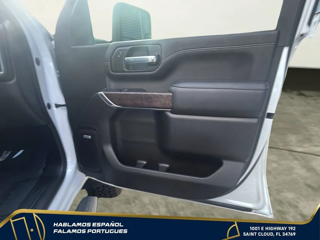 Used 2022 White Frost Tricoat GMC Denali image 27