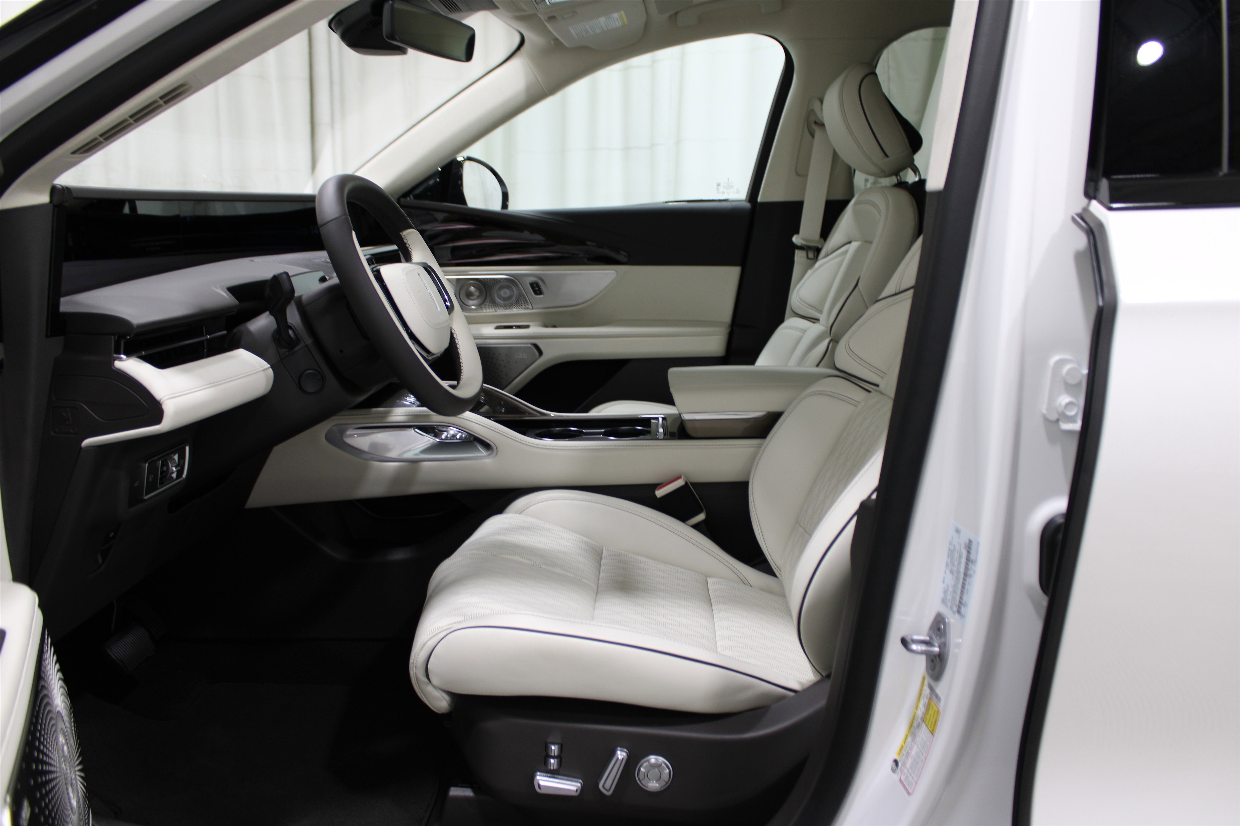 2026 Lincoln Nautilus Black Label photo 3