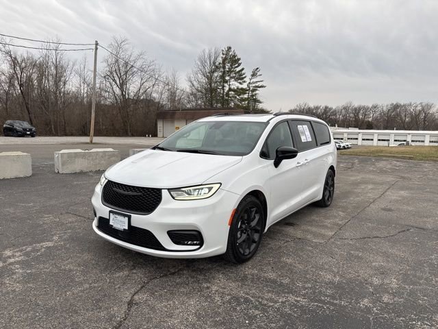 2025 Chrysler Pacifica Limited's photo