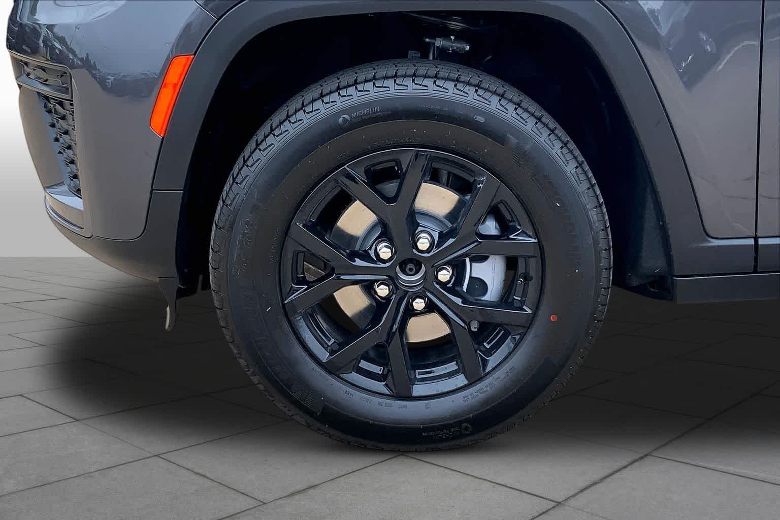 New 2026 Baltic Gray Metallic Clear-Coat Exterior Paint Jeep Laredo Altitude image 11