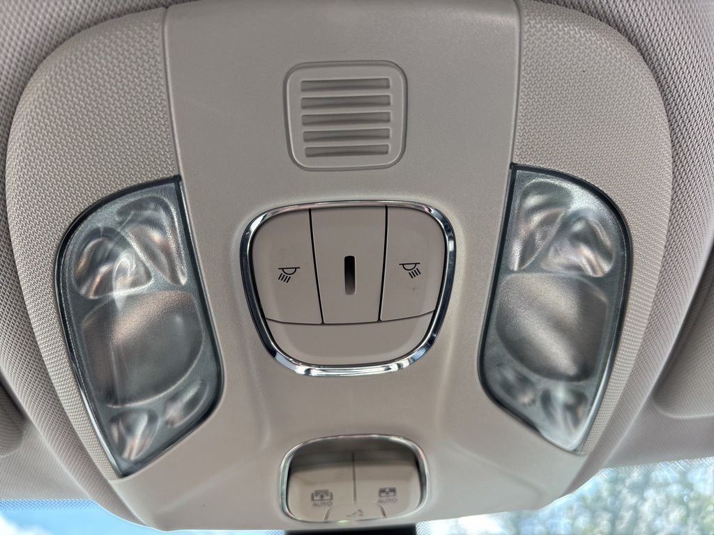 Used 2019 Black Jeep Latitude image 18