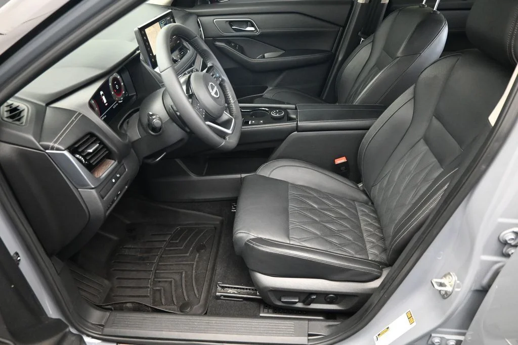 Used 2024 Gray Nissan Platinum image 18