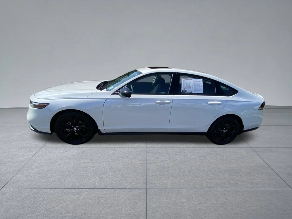 Used 2025 White Honda SE image 3