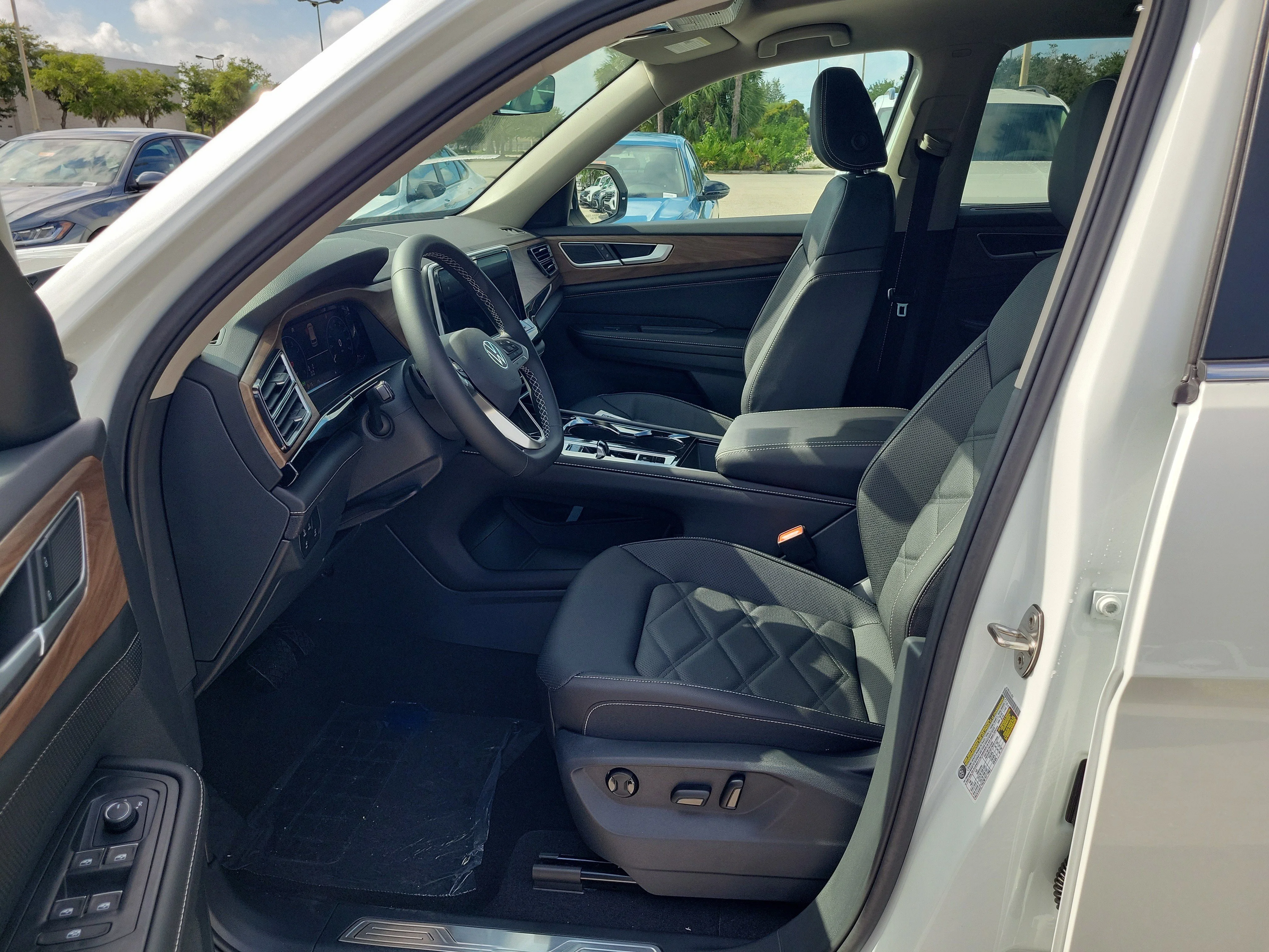 New 2026 White Volkswagen 2.0T SE w/Technology image 15