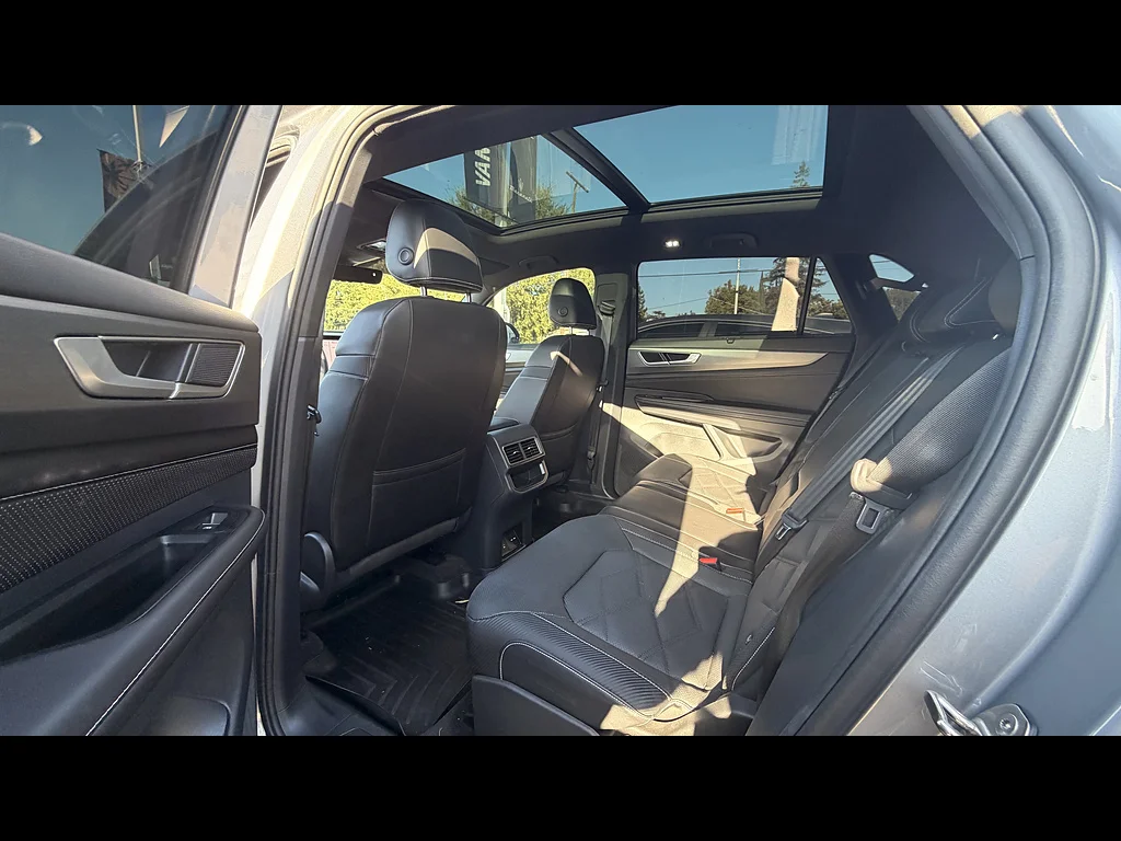 Used 2024  Volkswagen SE 4Motion image 7