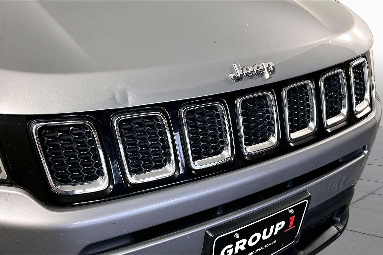 Used 2021 Billet Silver Metallic Clearcoat Jeep Latitude image 28