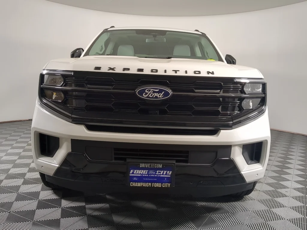 New 2027 Star White Metallic Tri-Coat Ford Platinum image 4