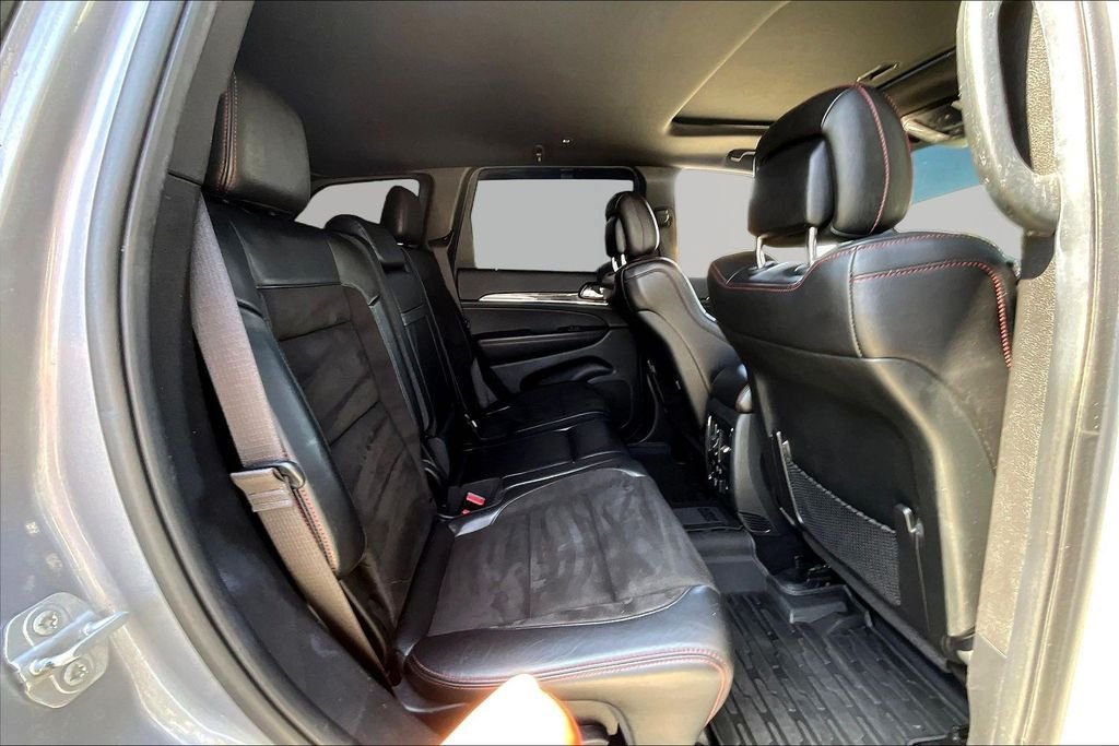 Used 2019 Silver Jeep Trailhawk image 25