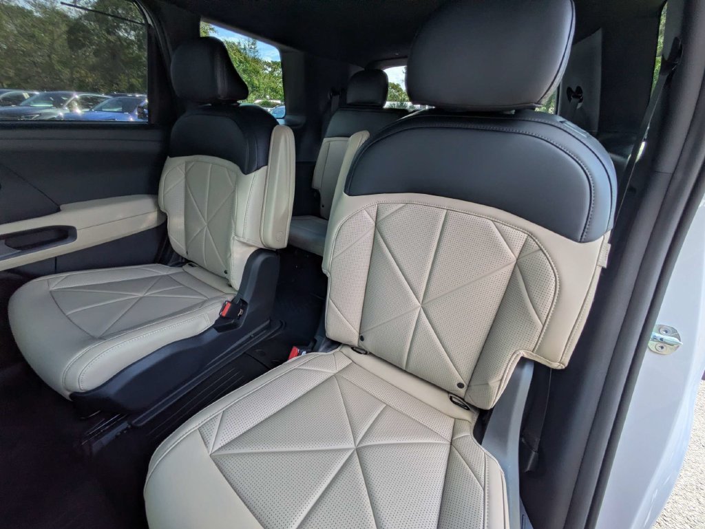 New 2027 Glacial White Pearl Kia EX image 16