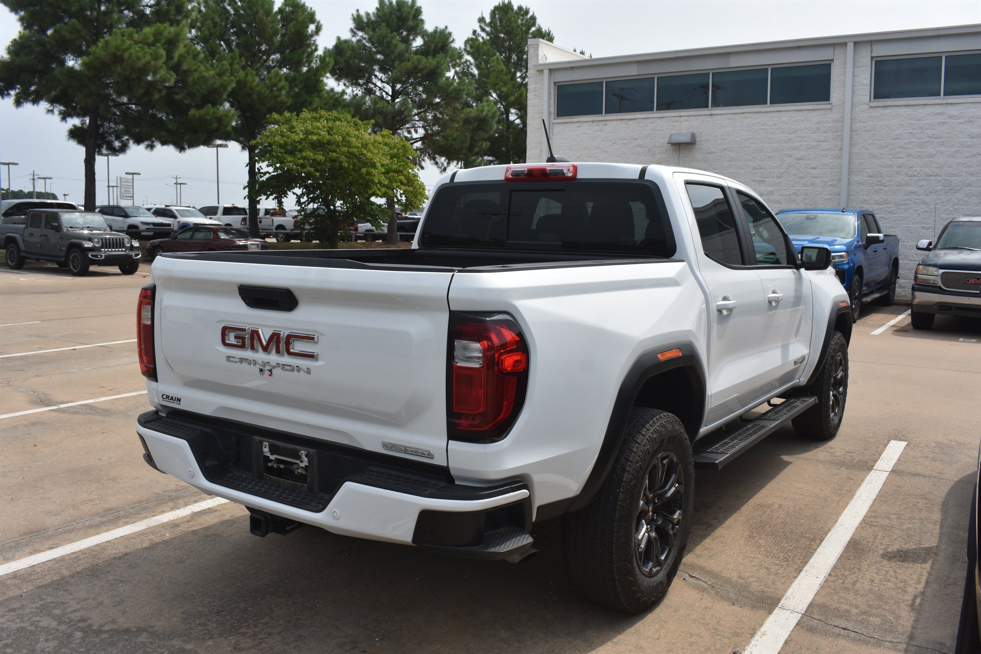 Used 2025 Summit White GMC Elevation image 5
