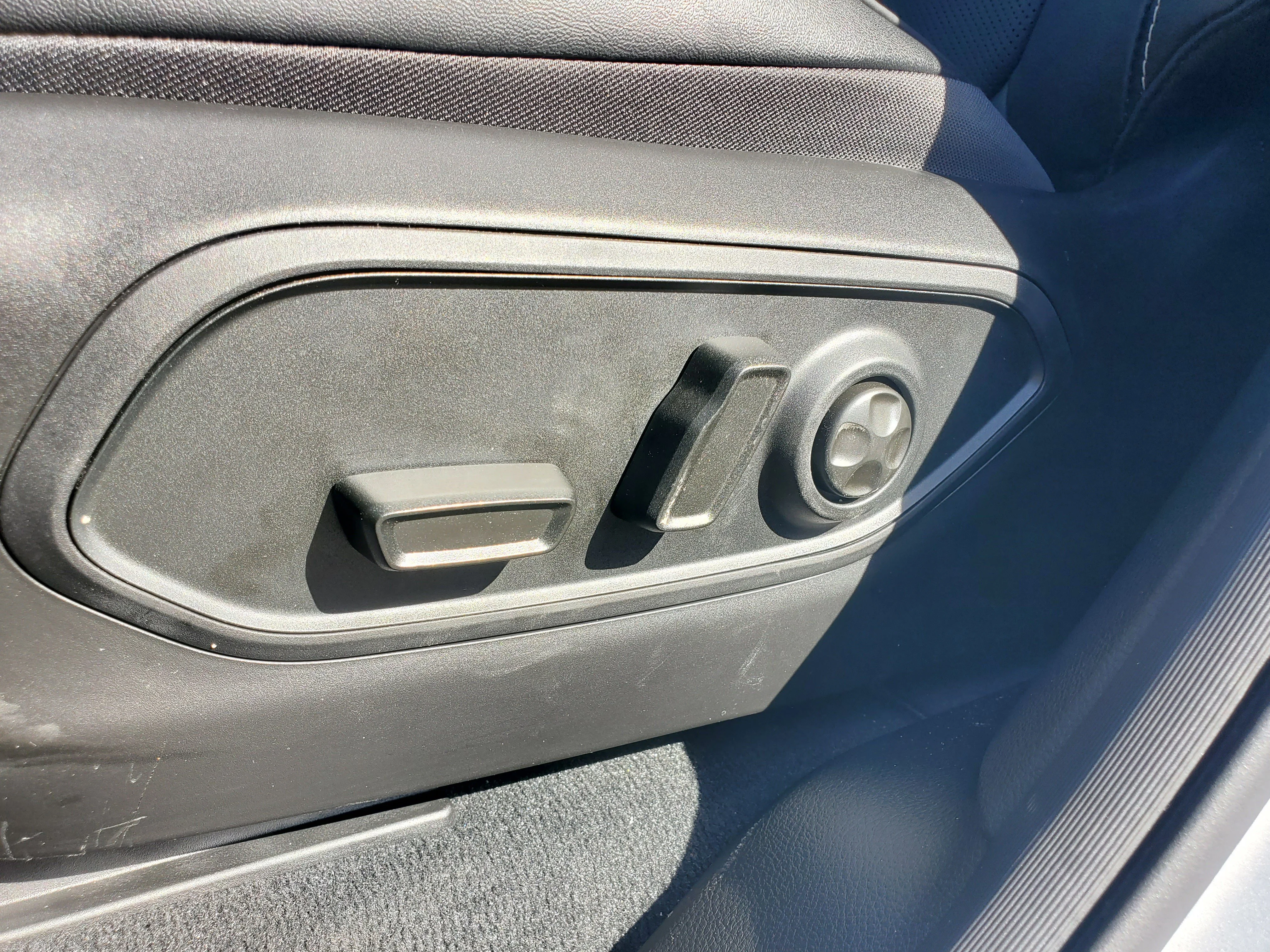 New 2026 Silver Zynith Exterior Paint Jeep Altitude image 13