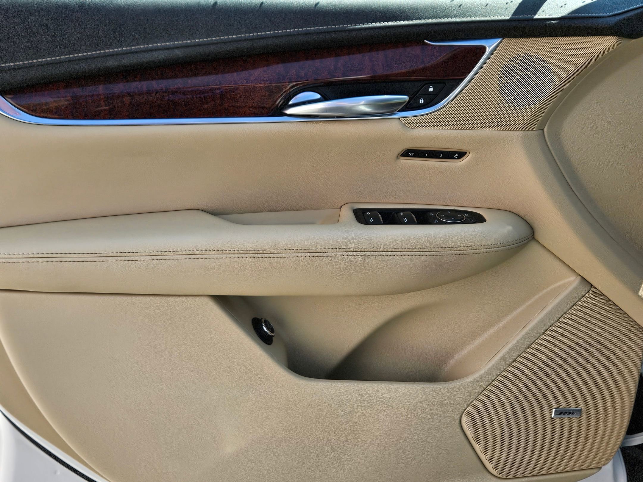 Used 2019 Crystal White Tricoat Cadillac Luxury FWD image 17
