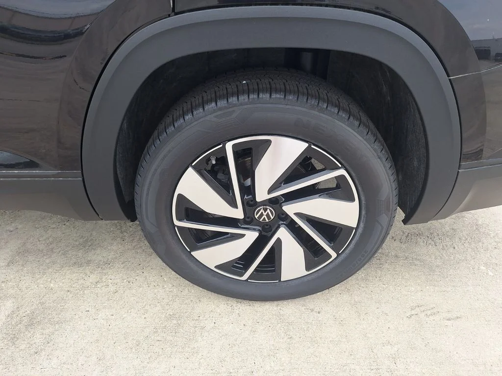 New 2026 Black Volkswagen 2.0T SE w/Technology image 26