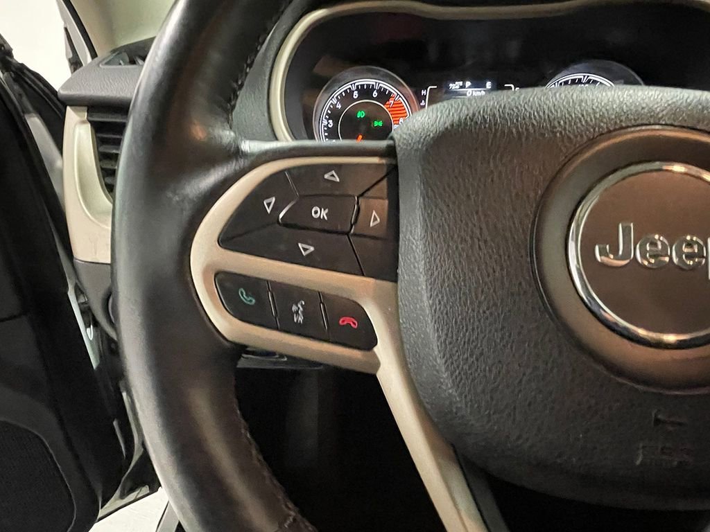 Used 2017 Bright White Clearcoat Jeep Latitude image 32