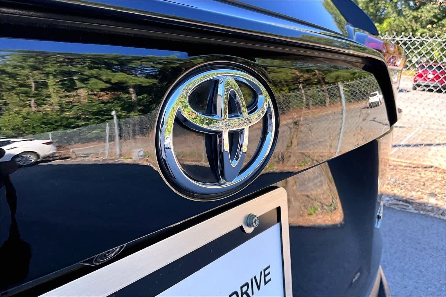 Used 2025 Midnight Black Metallic Toyota XLE image 31