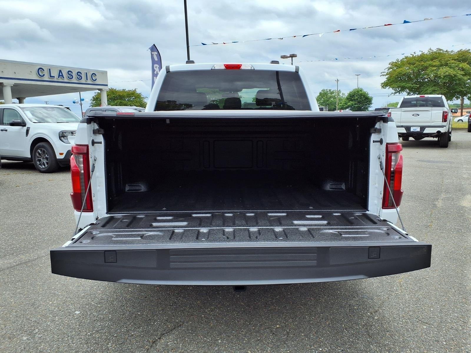 New 2024 Oxford White Ford XLT image 32