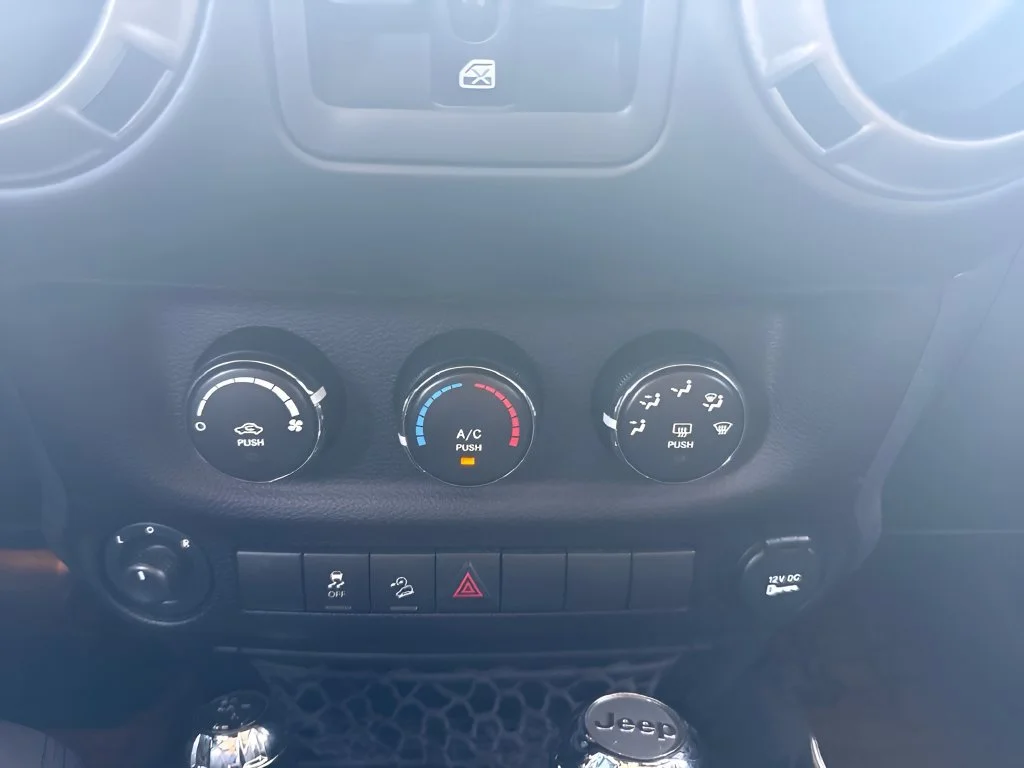 Used 2017  Jeep Sport image 17