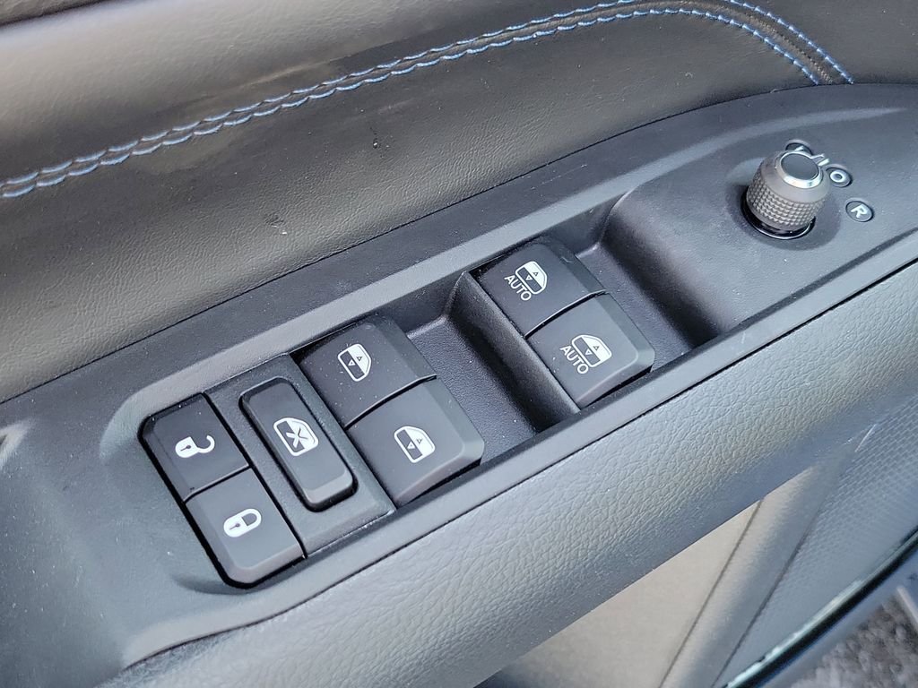 New 2026 Hydro Blue Pearlcoat Jeep Latitude image 19