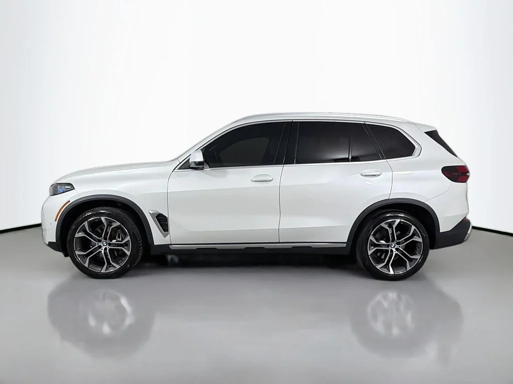Used 2024 White BMW sDrive40i image 8