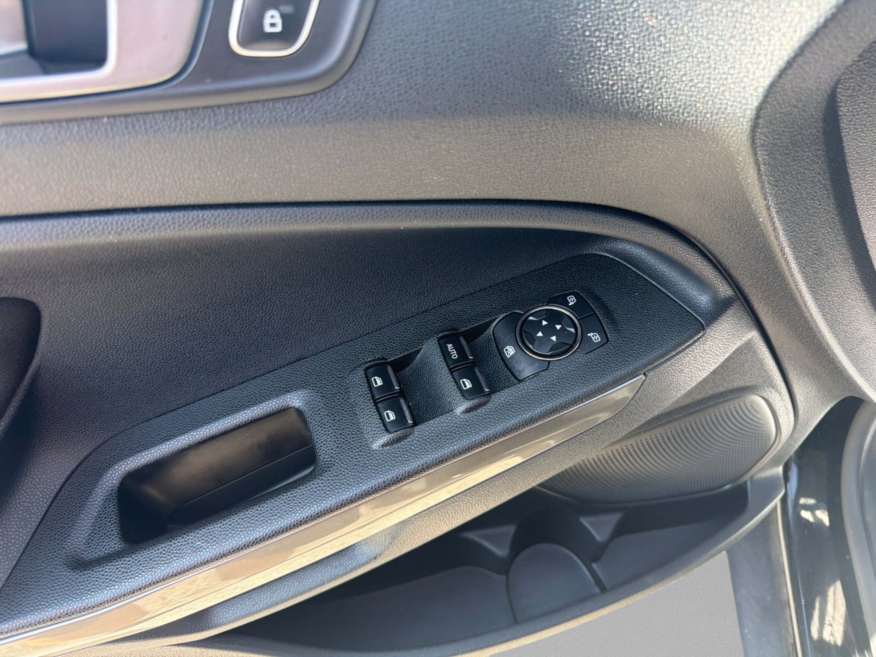 Used 2021 Shadow Black Ford SE image 15