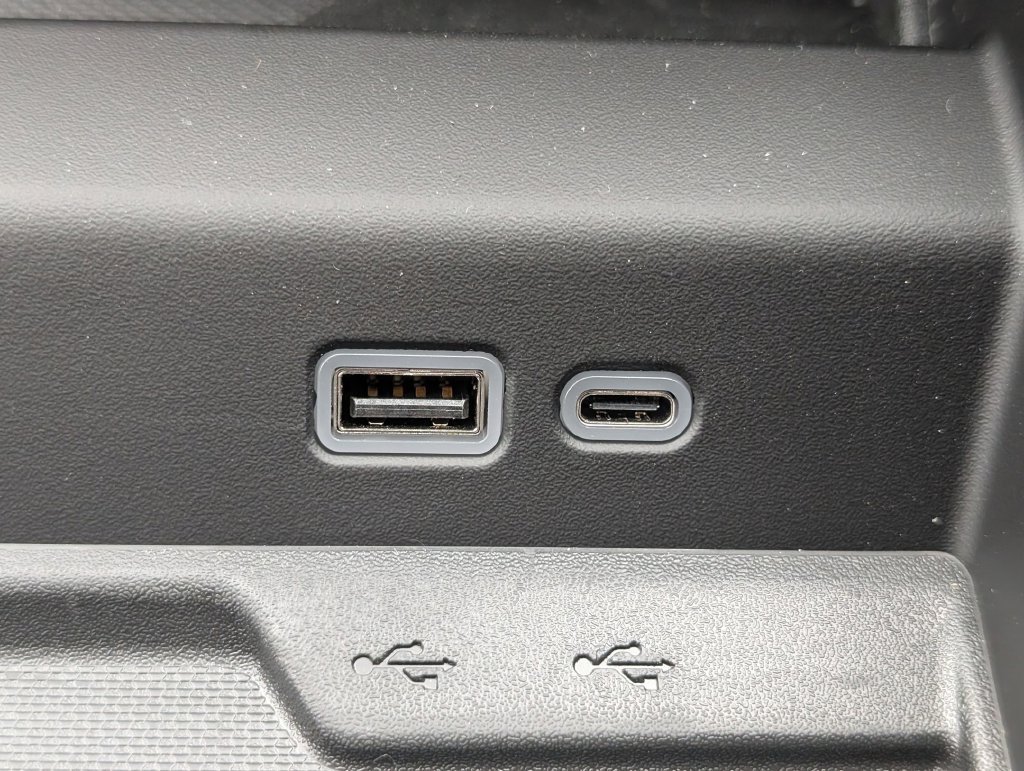 2026 Chevrolet Suburban LT - Photo 31