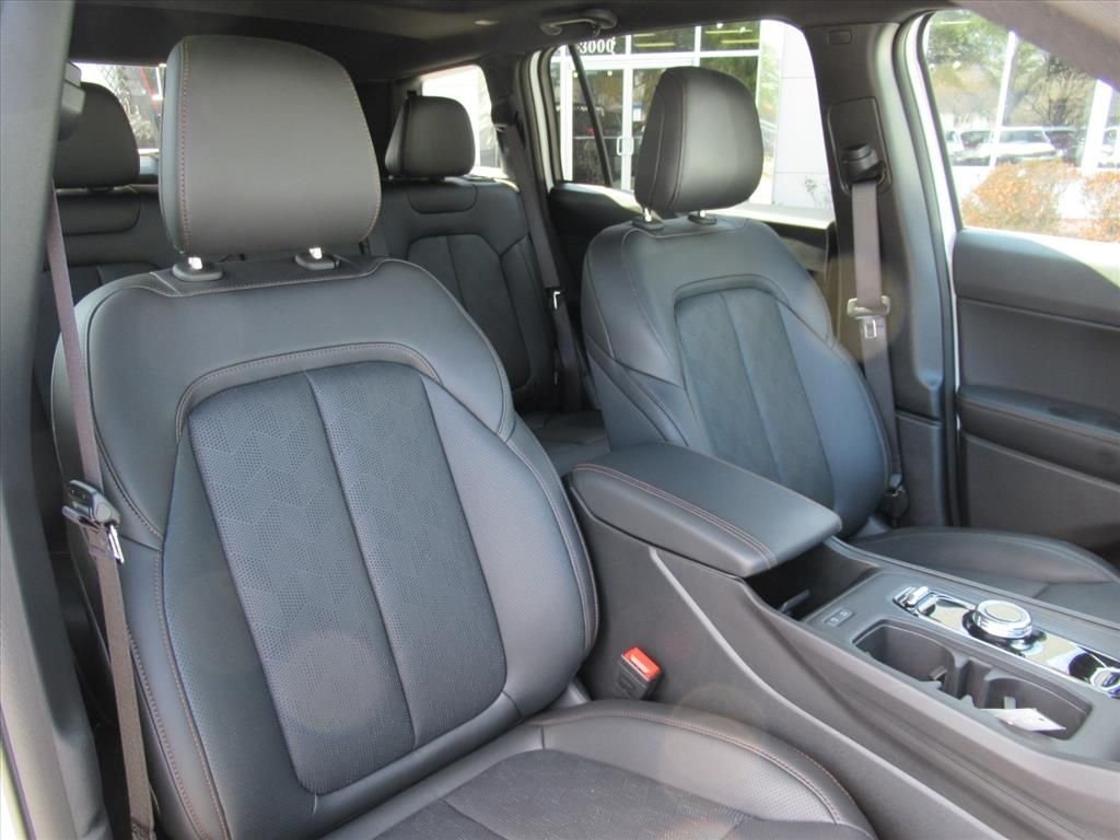 New 2026 Bright White Clear-Coat Exterior Paint Jeep Overland image 9