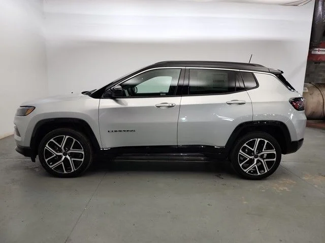 New 2025 Silver Zynith Metallic Clear-Coat Exterior Paint Jeep Limited image 4