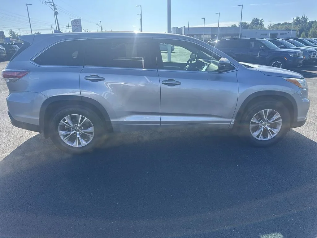 Used 2016 Silver Toyota LE V6 image 9