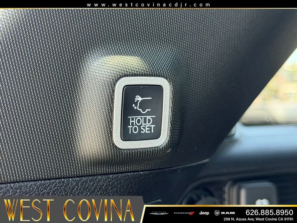 New 2026 Diamond Black Crystal Pearl-Coat Exterior Paint Jeep Altitude image 15