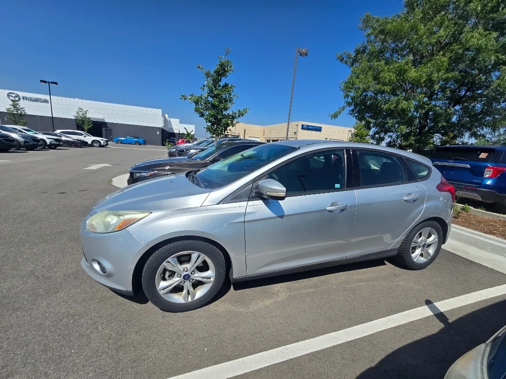 Used 2013 Ingot Silver Metallic Ford SE image 2