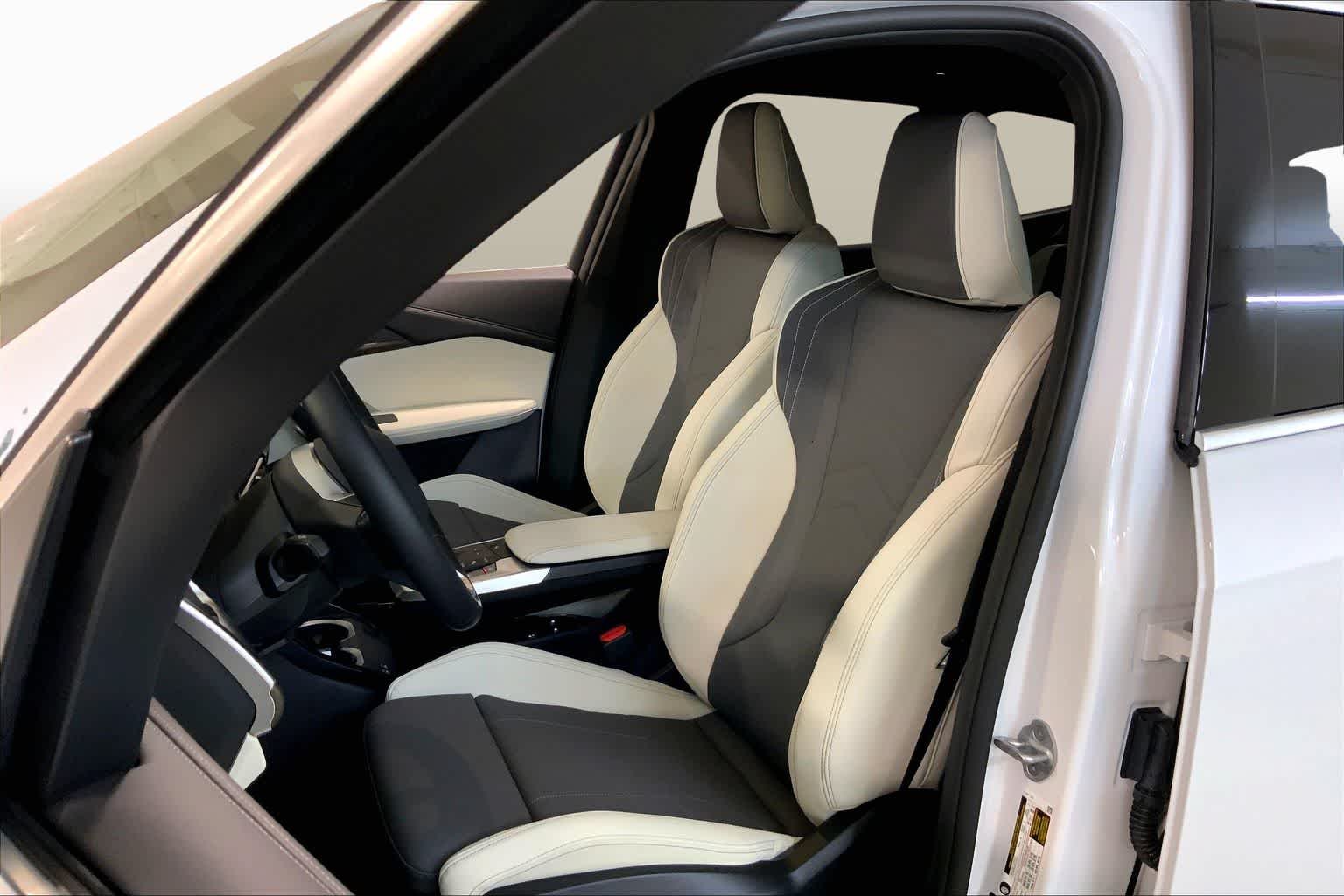 New 2026 Mineral White Metallic BMW xDrive28i image 9