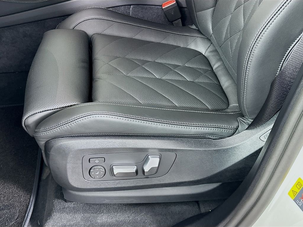 New 2026 Mineral White Metallic BMW xDrive50e image 21