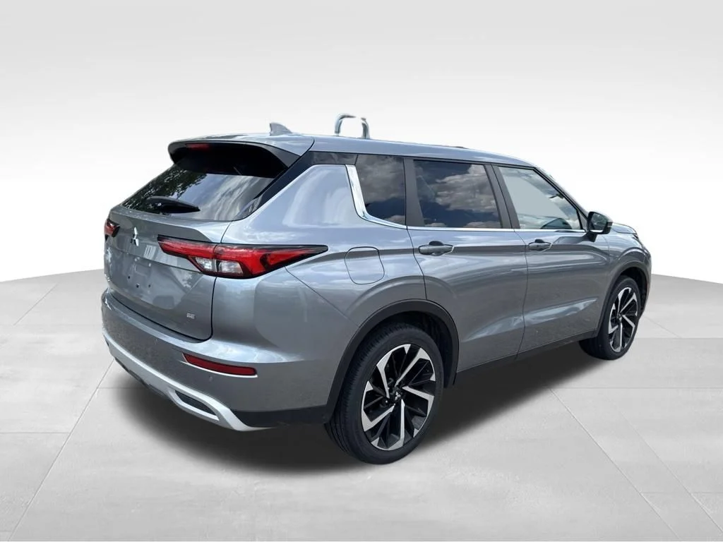 Used 2024 Silver Mitsubishi SE image 5