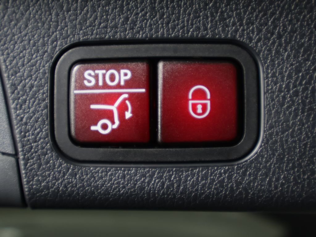 Used 2025 White Mercedes-Benz GLB 250 image 16