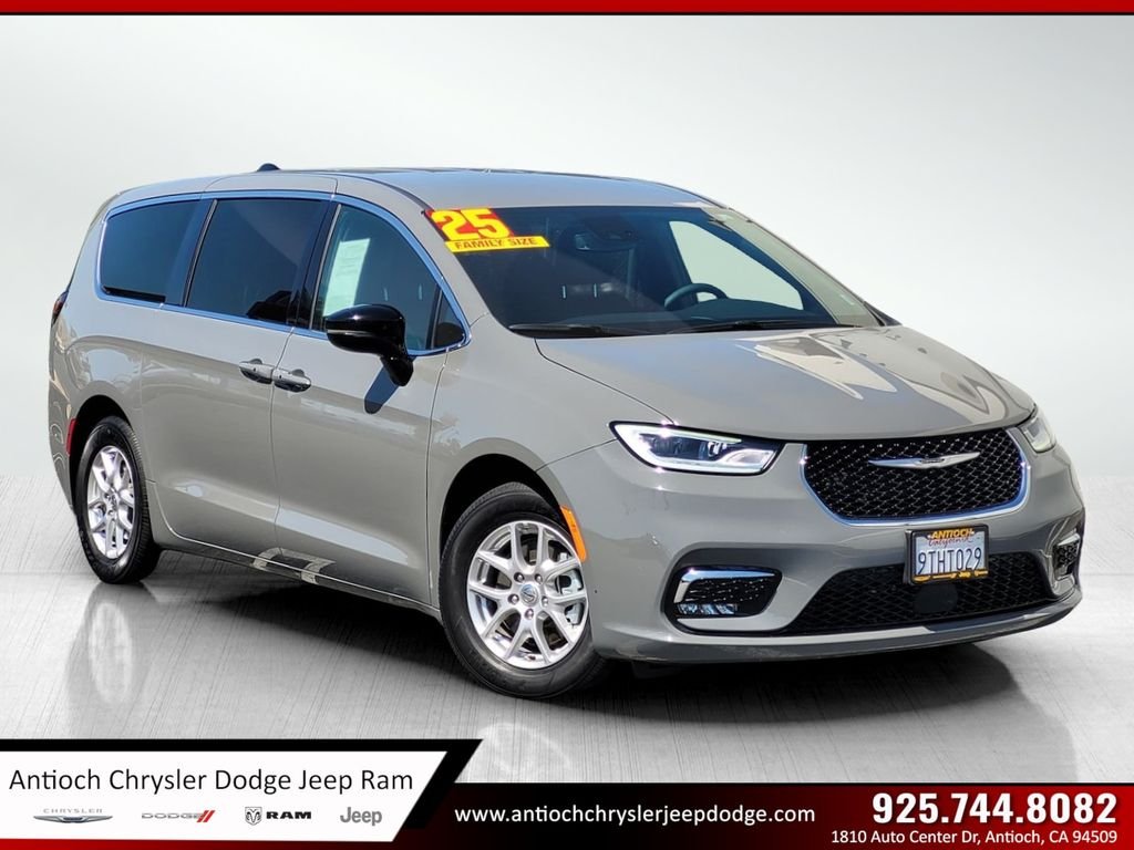 2025 Chrysler Pacifica Select's photo