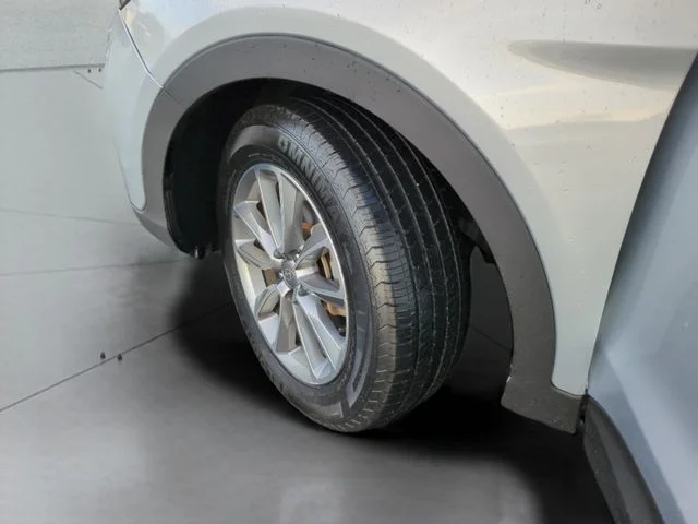 Used 2018 Silver Hyundai SE image 35