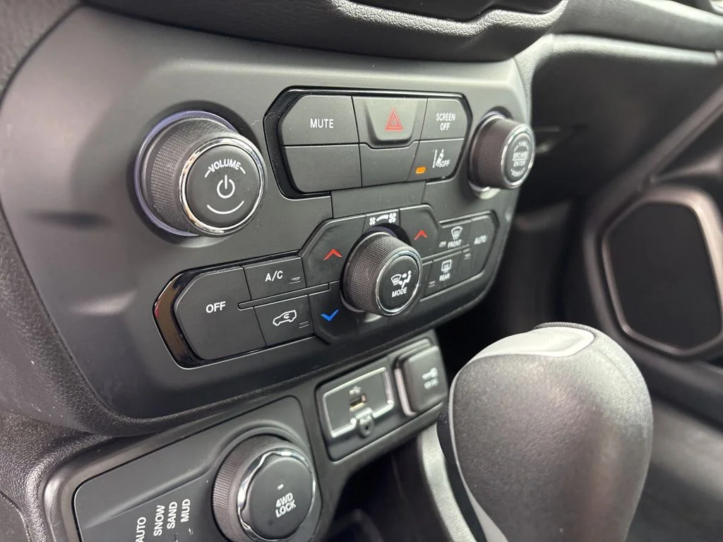Used 2023 Black Clearcoat Jeep Latitude image 19