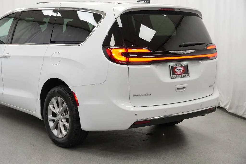 Used 2025 White Chrysler Select image 13