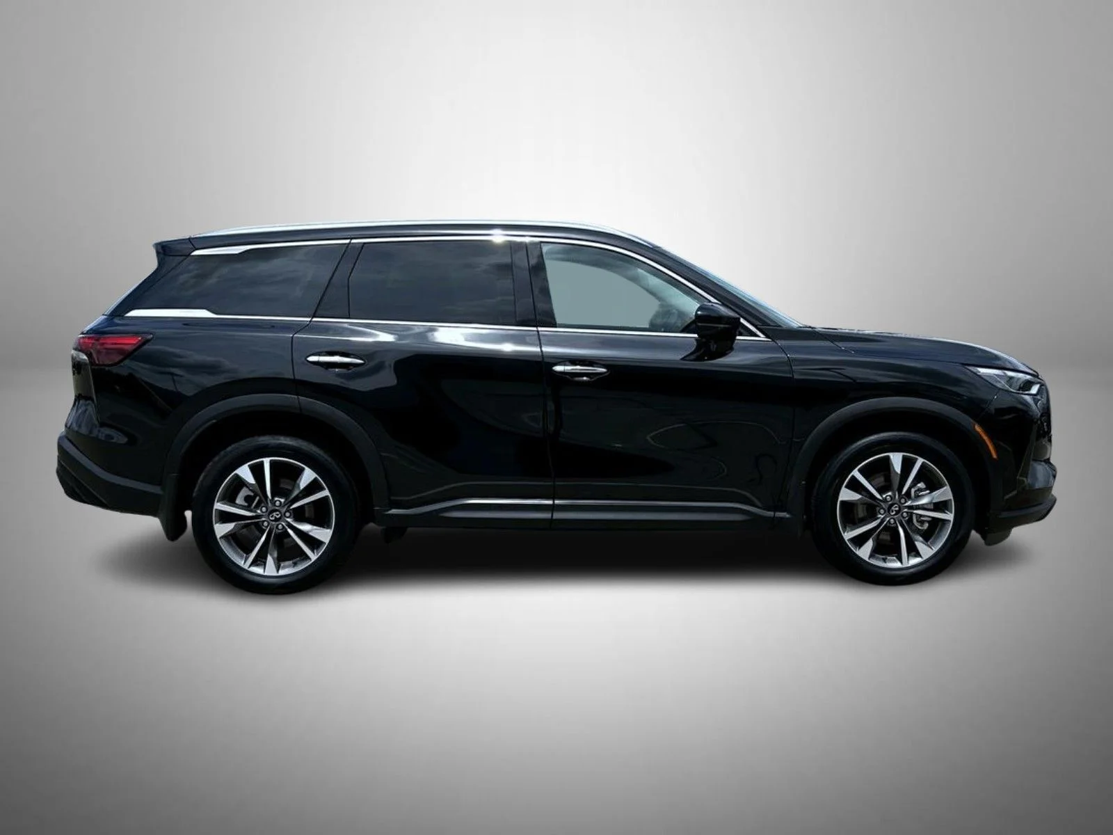 Used 2025 Black INFINITI LUXE image 4