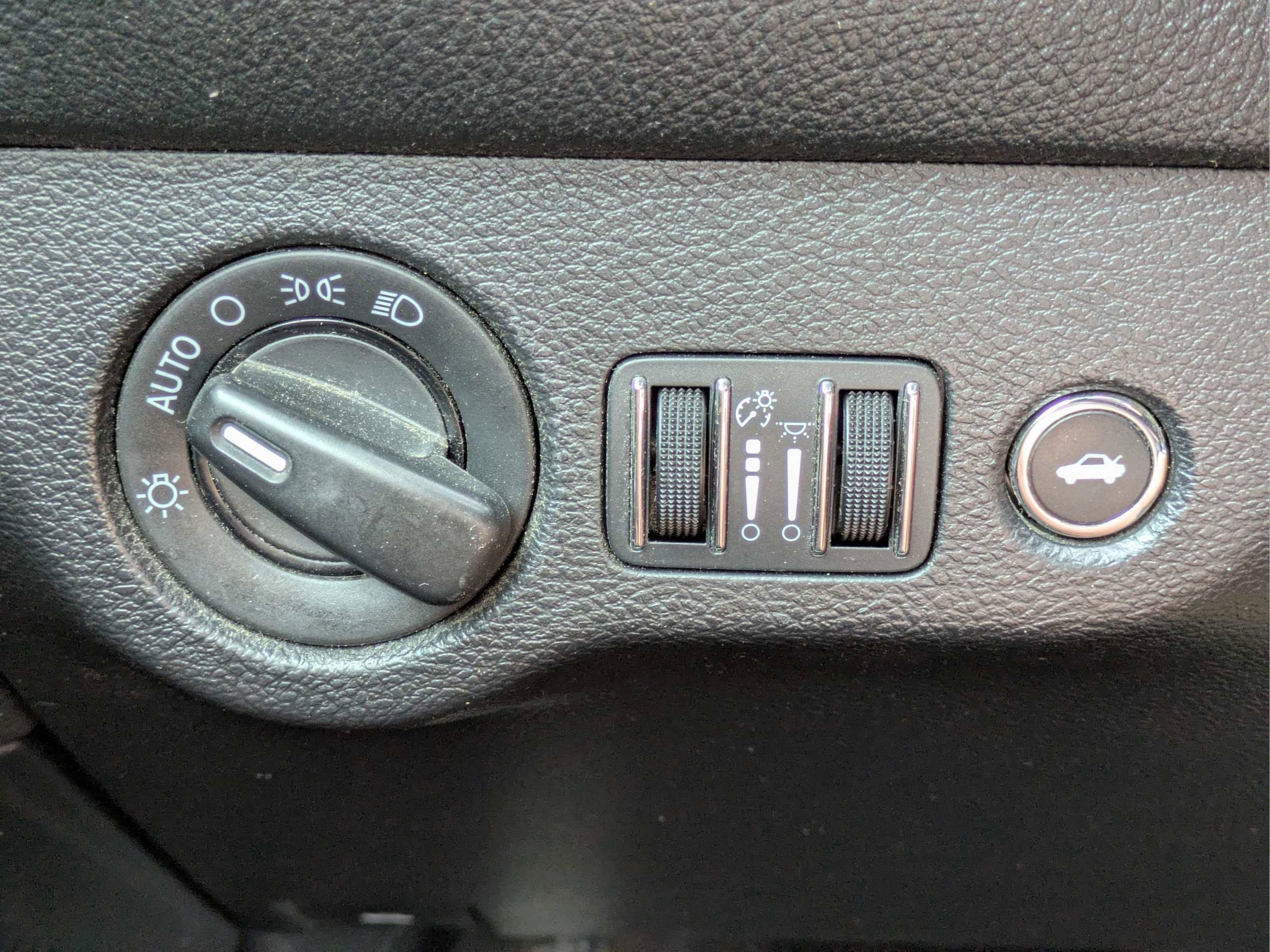 Used 2015 Bright White Clearcoat Dodge SXT image 22