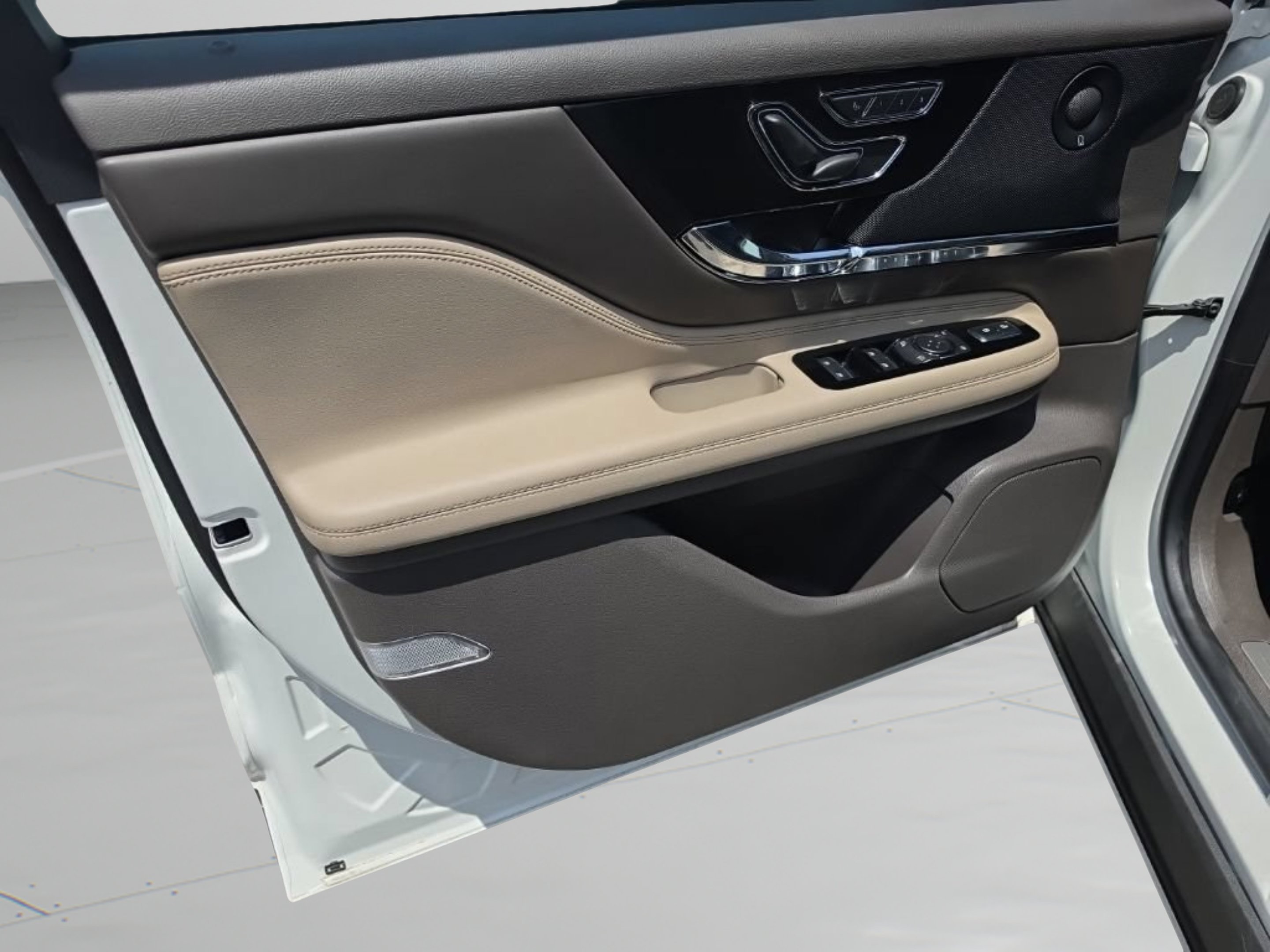 Used 2020 White Lincoln Reserve image 12