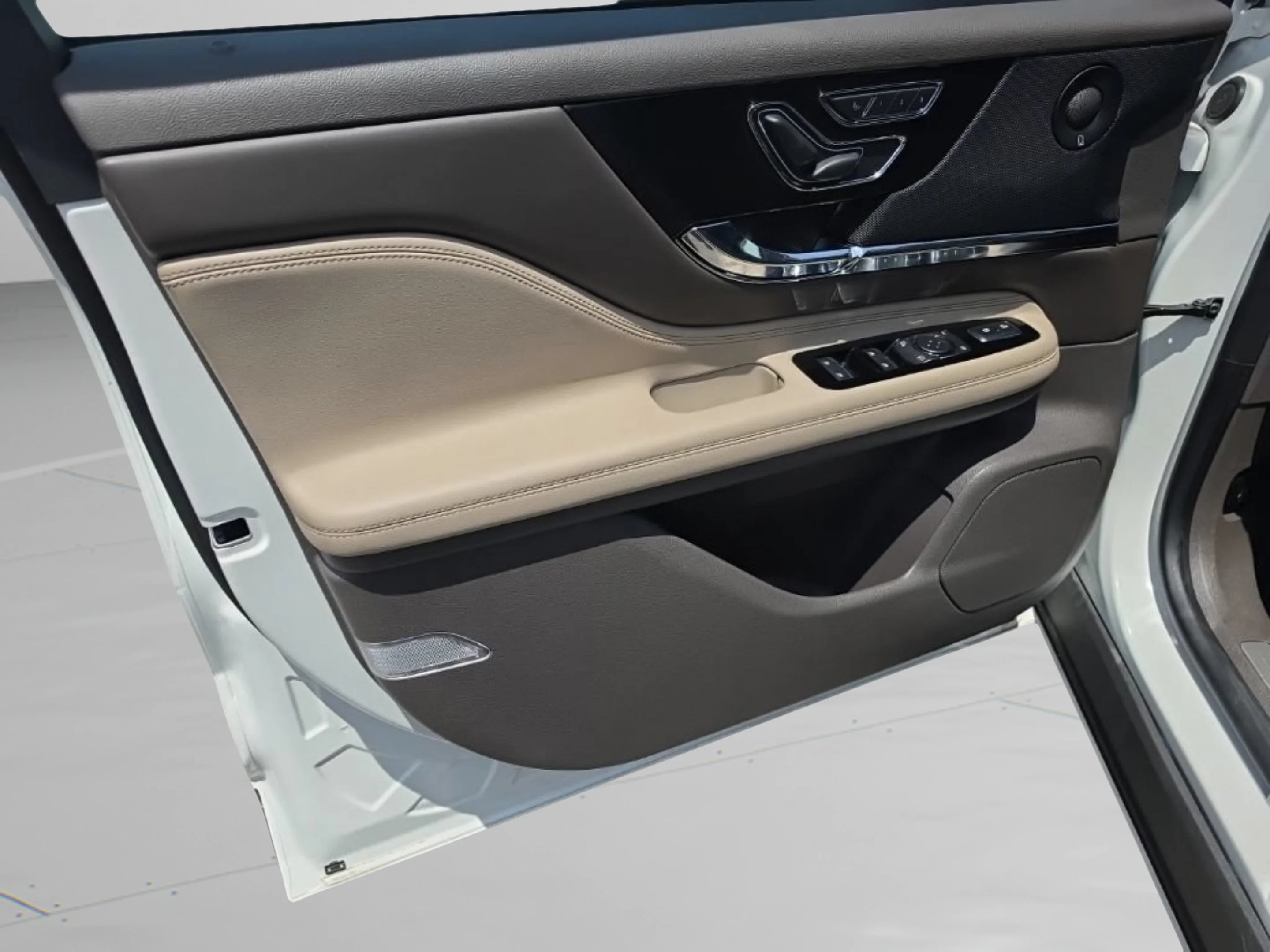 Used 2020 White Lincoln Reserve image 12