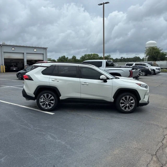 Used 2021 White Toyota XLE Premium image 2