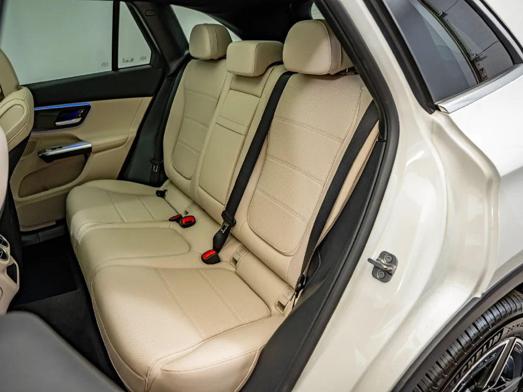 New 2026 Polar White Mercedes-Benz GLC 300 image 36