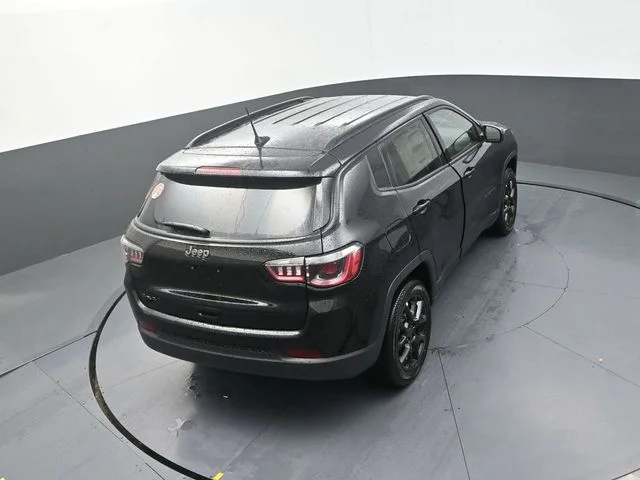 New 2026 Diamond Black Crystal Pearl-Coat Exterior Paint Jeep Latitude image 17