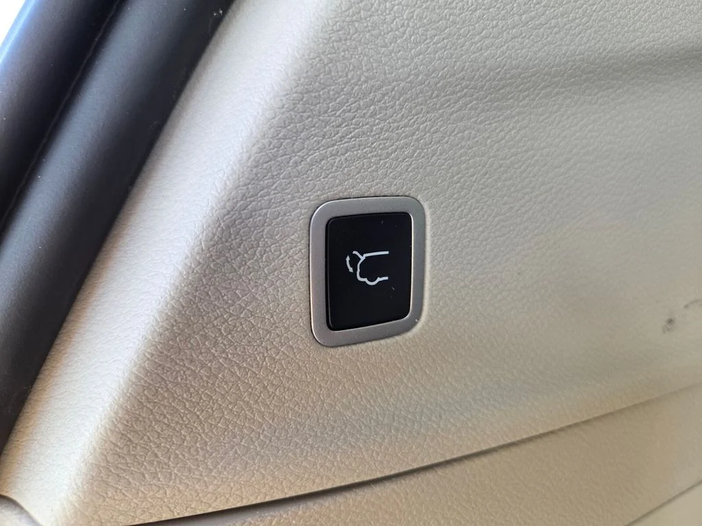 Used 2023 White Chrysler Touring L image 10
