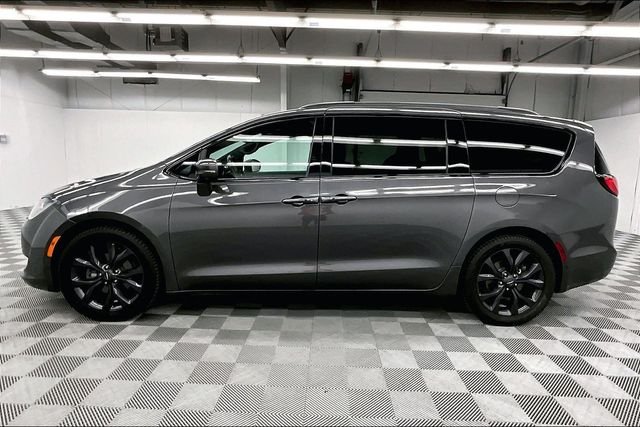 Used 2018 Granite Crystal Metallic Clearcoat Chrysler Limited image 14