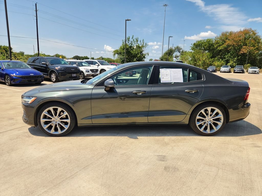 Used 2021 Pine Grey Metallic Volvo Momentum image 5